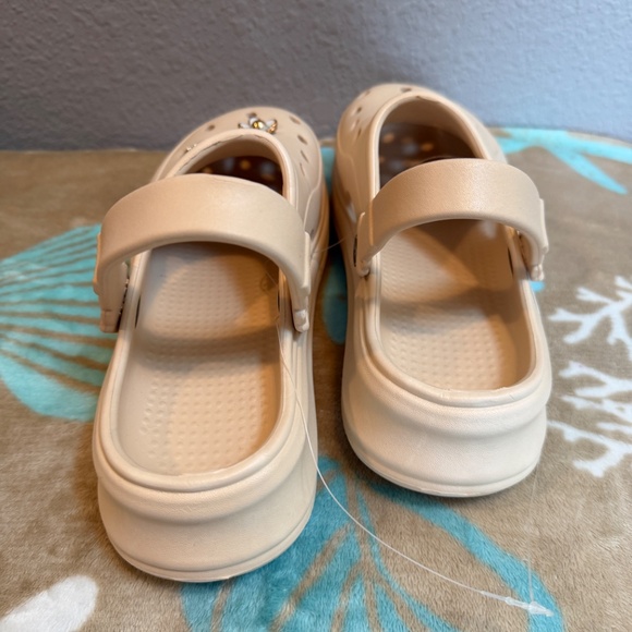 Khaki Casual Clogs with decorative charms/Jibbitz~Size 8-8.5 or 40-41~NEW - Picture 9 of 16